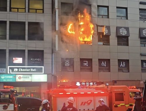 2 seriously injured in building fire in central Seoul