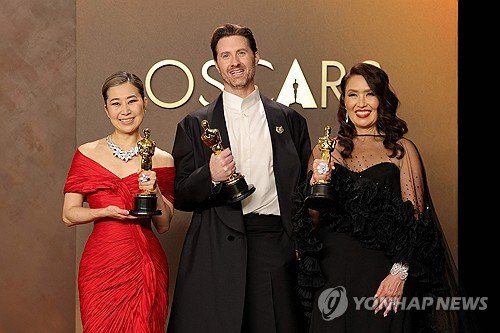 (3rd LD) ‘KPop Demon Hunters’ wins Oscars for best animated feature, original song