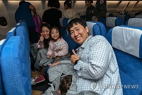 (3rd LD) Military aircraft lands in Seoul with 211 S. Koreans, foreigners from Saudi Arabia