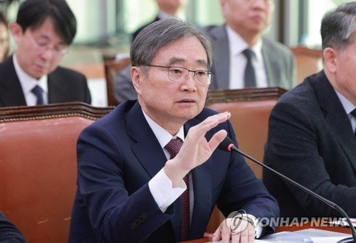 (LEAD) FM Cho sidesteps questions on whether U.S. asked Seoul to send warships to Middle East