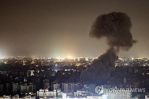 (LEAD) Korean won falls further against dollar amid oil price surge, supply woes