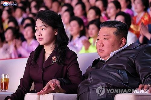 (LEAD) N. Korea’s Kim attends concert marking Int’l Women’s Day with wife, daughter