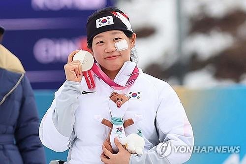 Lee congratulates Kim Yun-ji on winning second medal at Winter Paralympics