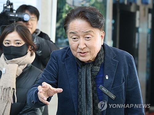 Police request arrest warrant for North Chungcheong governor over alleged bribery