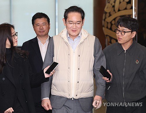 Samsung chief returns from Europe after likely talks on EV battery cooperation