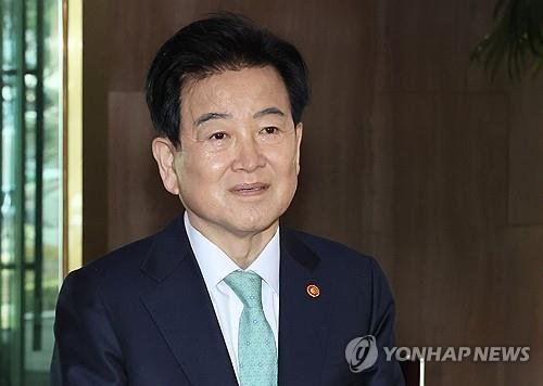 Unification minister urges N. Korea not to miss chance for talks with Trump